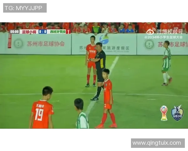 足球明星最新近照曝光展现风采与魅力引发球迷热议与关注