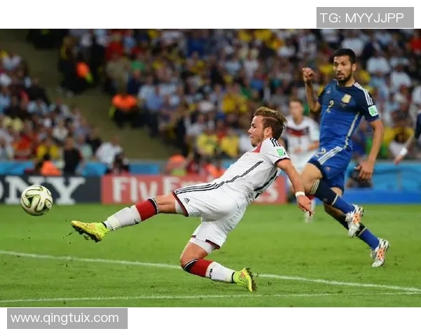 足球明星格策与他的可爱宠物们的温馨日常生活揭秘